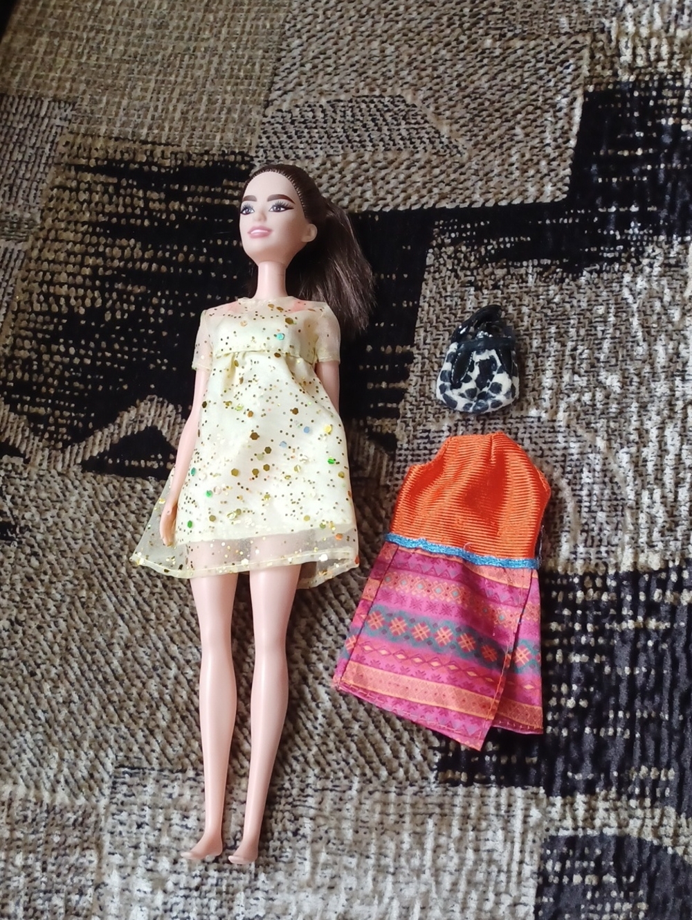 4/$30 Brunette Barbie Doll With 2 Dresses & Purse